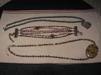 ÖVERST:Halsband med glaspärlor och hjärthänge.   MITTEN:armband med glas pärlor och swarovskikristaller.   NEDERST: Halsband glaspärlor, sötvattenpärlor, sten hänge.