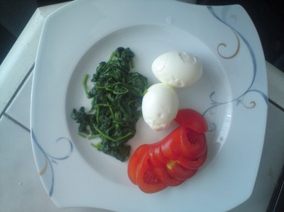 Lunch:  2 hårdkokta ägg   60 gram kokt bladspenat.   1 tomat   