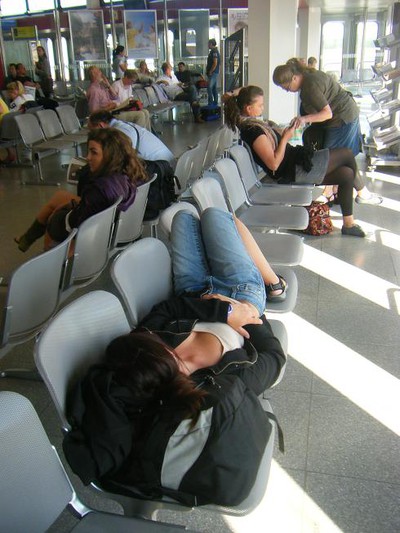 Jennie ligger och sover på Berlins flygplats