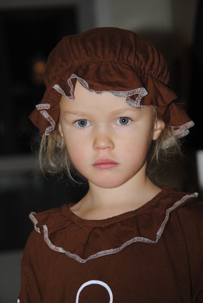 Isabella utklädd till Pepparkaksgumma på Lucia på dagis 2011 :)  Sötnos <3