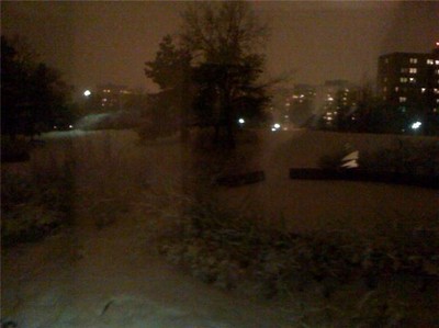 Så här såg det ut på baksidan av vårt hus igår kväll. Snö!