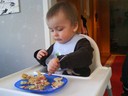 Hugo äter våffla med god aptit!