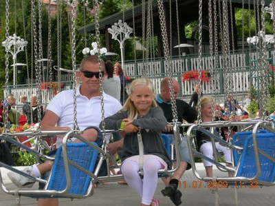 Då vi var på Liseberg i helgen så gav sig Wilma upp i karusellen Slänggungan...först var pappa med som stöd sen åkte hon det själv med kusinen Lithea.