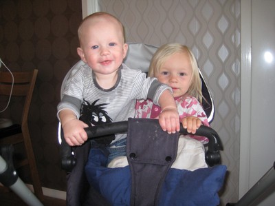 Kasper och Tindra leker i vagnen =)