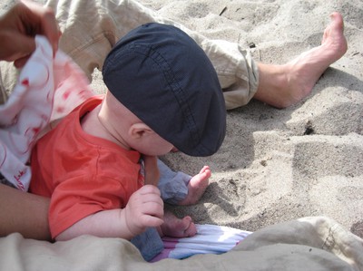 Kasper på stranden första gången, leker i sanden vilken upplevelse för en 4 månaders bebis =)