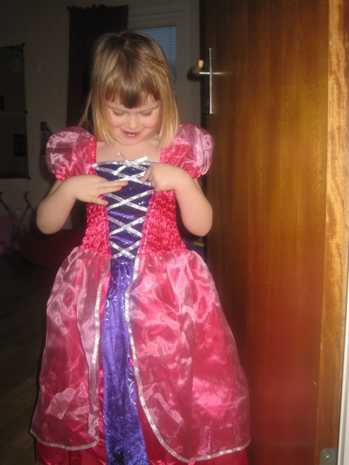 Prinsessklänning som Alva fick av sin älskade storasyster Emelie