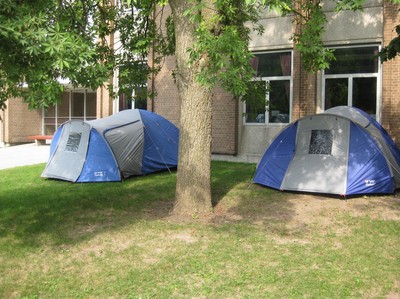 Förmodligen inte tält för bostadslösa studenter, oklart vems.