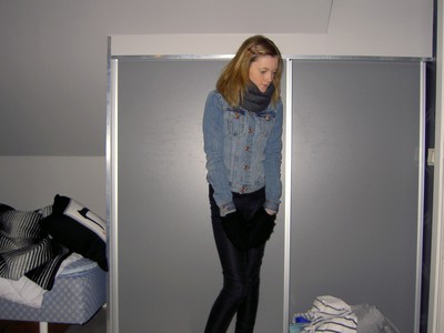 Dagens outfit: Jeans jacka - H&M                 Jens/leggings - Vero moda                 Halsduk - Vila                 Converse                 Vantar