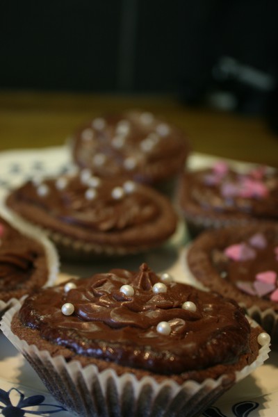 Chokladcupcakes med frosting och pärlor