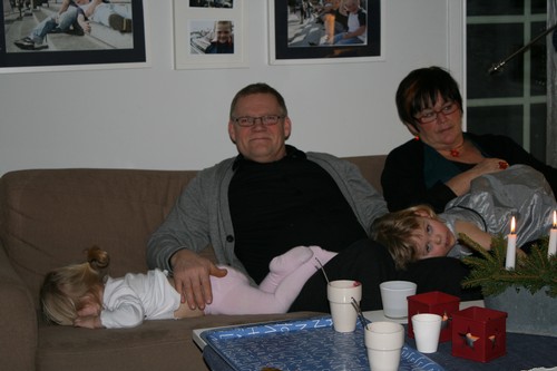 Mormor & morfar med trötta flickor!
