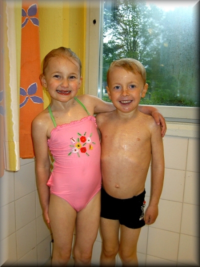 Tilda & Melvin på simskola