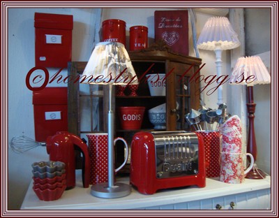 Red interior design objects. Copyright homestylist.blogg.se