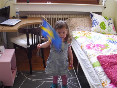 Elizabeth i mitt rum med svenska flaggan :)