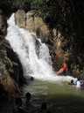 Anders och några fler tar ett svalkande dopp i ett av Koh Samuis vattenfall