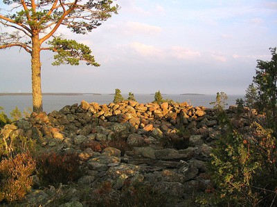 Ett bronsåldersröse i Pyttis på Finlands sydkust. Bilden är fotograferad av Pauli Simonen.