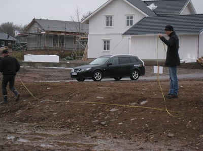 Pappa och Janne från Bollebygdshus mäter upp huset