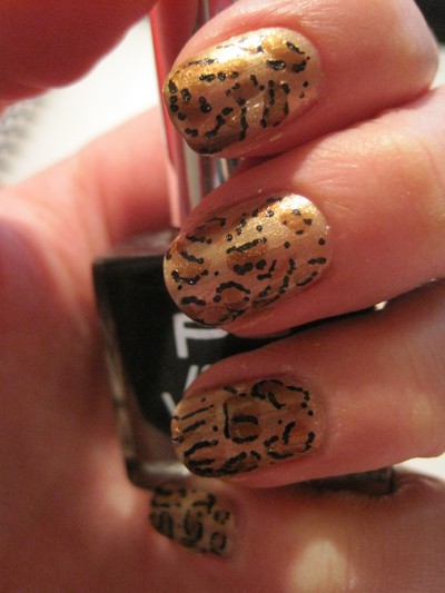 Här ser ni min nya nagel design. Jag blev inspirerad av min plånbok som har ett leopard mönster. Hoppas ni gillar den!