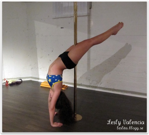 Leslita gör poledance trick 