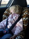 Ebba somnade i bilen på väg till Kristianstad. Vi skulle hämta Simon.