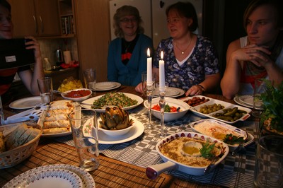 Bordet dukat med libanesisk mat för familj och vänner.