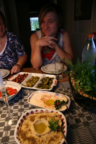 Benjamin, vår vegetariske son, med Libanesisk mat.