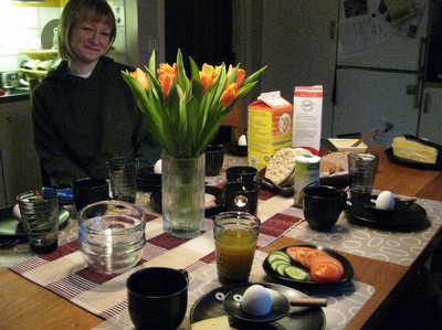 Miriam bjuder mor, far och bror på frukost i Jonsered.