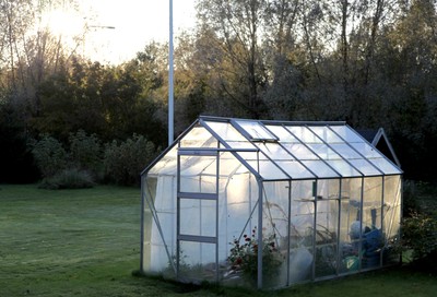 Växthuset är nu vinterförvaring av trädgårdsredskap.