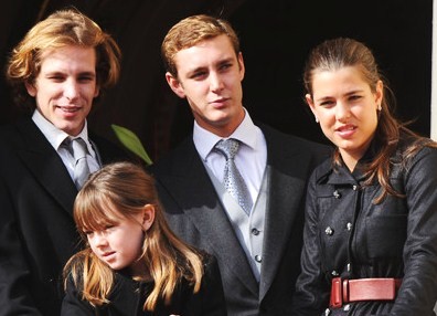 Syskonen Andrea, Pierre och Charlotte Casiraghi samt prinsessan Alexandra av Hannover.   Foto: Getty