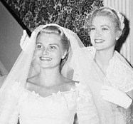 Grace vid sin syster Lizannes sida, under hennes bröllop 1955.
