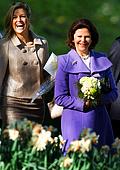 Drottning Silvia och Kronprinsessan Máxima på besök i parken Keukenhof.