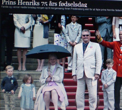 Prins Henrik omgiven av hustrun Margrethe och barnbarnen Christian, Isabella, Nikolai och Felix.