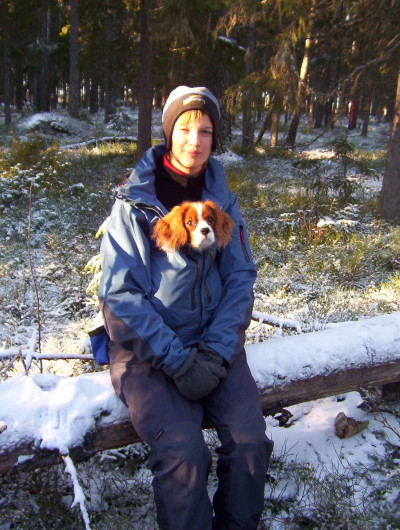 Jag och Nowa på en stock i skogen