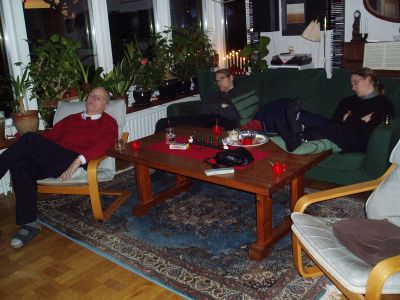Gammelhusse  brorsorna (och jag i mitten i soffan) "ser" på Kalle & hans vänner...