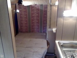 Här är den gamla sängen med en sneskuren sängskiva. Lägg märke till att kylskåpet inte går att öppna helt, det ska det bli ändring på!