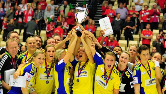 här är en bild på våra handbolls tjejer som firar sitt EM silver! 