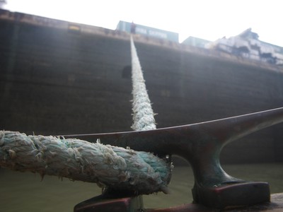 Handline in cleat Moana. Locks Panama canal