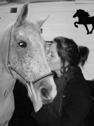 Jag satt och kolla på gamla bilder och fann denna fina bilden på mig och Symfoni. en häst som jag red för några år sen. en underbar häst. saknar honom lite.
