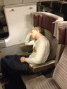 Niall somnar till musiken på tåget :P