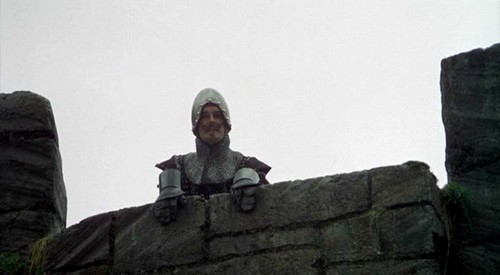 John Cleese kastar ur sig irrelevanta förolämpningar med fransk brytning i klassisk Monty Python-sketch