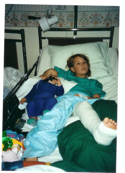Pontus 10 år med brutet ben och Kasper brevid