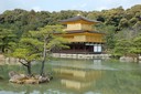 Kinkakuji, det gyllene templet, klätt i bladguld