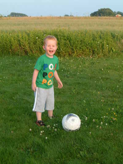 Elias spelar fotboll