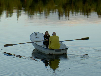 Johanna och morfar ute och ror på Mossbysjön