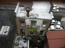 Ett litet ghettohus i Brooklyn fotograferat från bron.