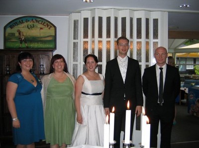 Bröllopsparet med tärnor (jag och Kathrine, Hanna saknas dock) och bestman (Kaares bror). Här är vi på golfklubben.