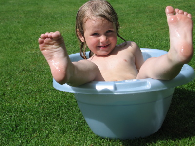 8 juni; Klara tar ett bad i Linus Lilla badbalja