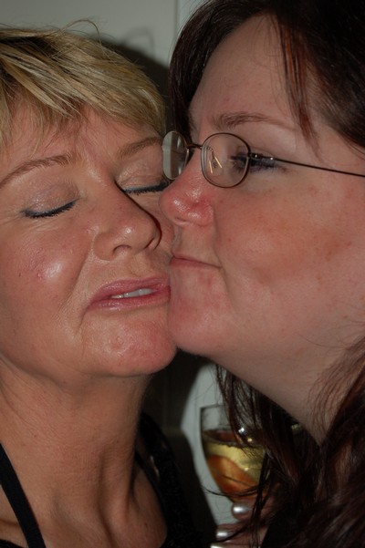 Här är jag med min älskade mamma, taget i mars 2007. Man ser ju vem jag fått mina vackra drag ifrån!!!  Jag älskar dig mamma - mer än du anar!