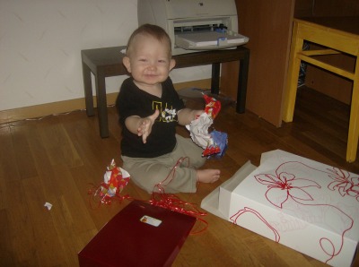 Oliver öppnar julklappar