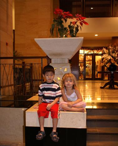 Felix o Ellen i lobbyn på Damai