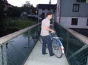 Emil fastnade med cykel på bron. Ungefär som Austin Powers gör med bilen i en av filmerna